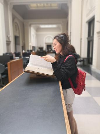 带队教师叶晨露在伯克利加州大学图书馆留念