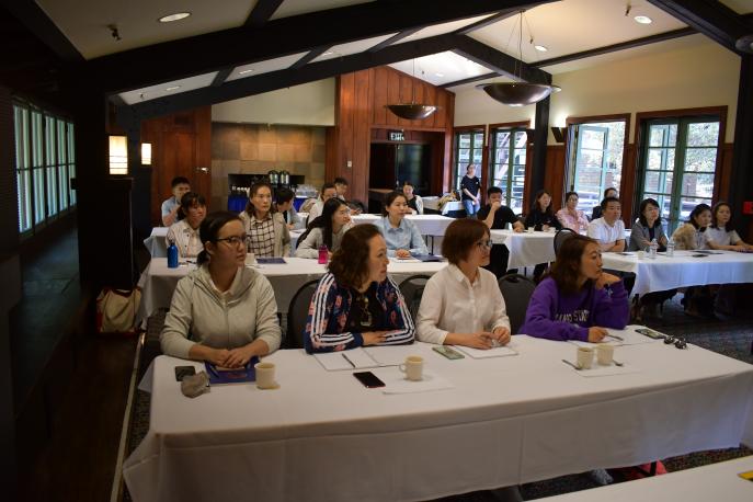 同学们认真在听吴政道先生上课