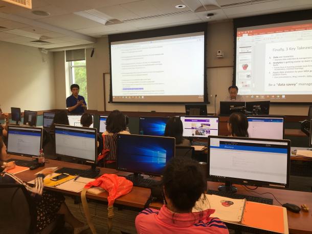 Bongsug Chae讲授数据分析课程