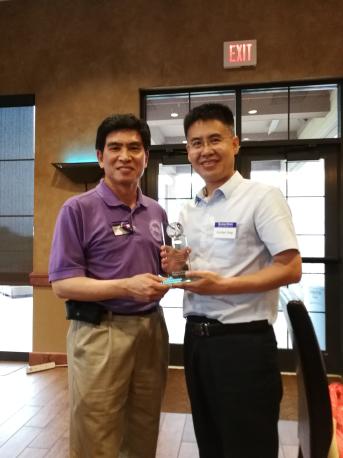 堪萨斯州立大学商学院副院长许淳教授为亚新体育
赠送纪念品