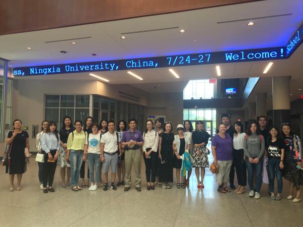 亚新体育
MBA师生在堪萨斯州立大学商学院合影留念