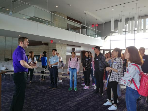 橄榄球馆负责人向亚新体育
MBA师生介绍球馆概况