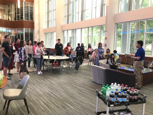 堪萨斯州立大学许淳教授向亚新体育
MBA师生介绍商亚新体育概况