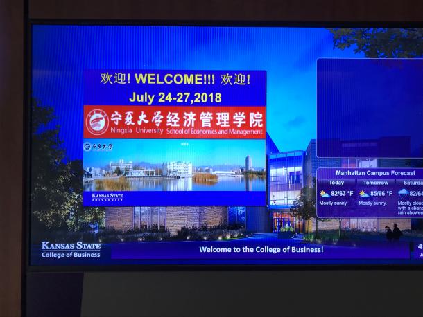 堪萨斯州立大学欢迎亚新体育
MBA师生