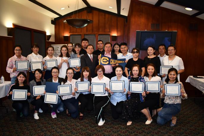 吴政道教授为同学们颁发证书并合影留念